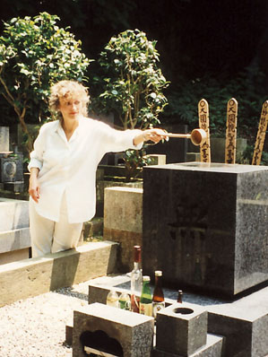 Am Grab des verehrten japanischen Regisseurs Yasujiro Ozu, Kamakura, Mai 1998 (Foto: Ellen Buschfeld)